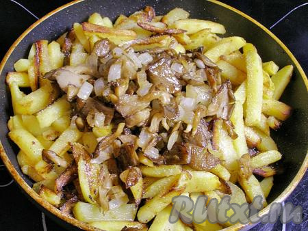 Когда жареная картошка станет мягкой внутри, солим по вкусу и добавляем обжаренные ранее вешенки&nbsp;с луком. Ещё раз аккуратно перемешиваем, уменьшаем огонь до минимального, накрываем сковородку крышкой и оставляем ещё минут на 5.