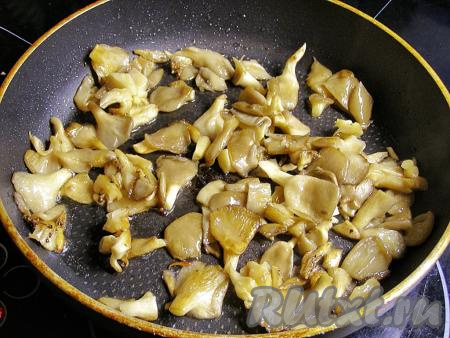 В сковороде разогреваем 50 мл подсолнечного масла и выкладываем вешенки, обжариваем, помешивая, минуты 3, на среднем огне (грибы должны слегка подрумяниться).