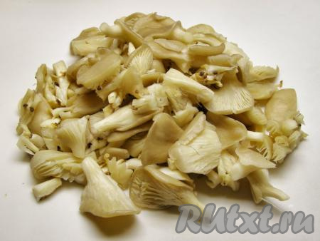 Когда грибы обсохнут, отделяем их друг от друга. Крупные грибочки нарезаем на небольшие части.