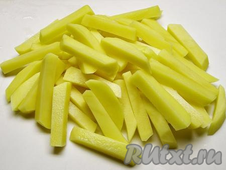 Нарезаем картофель ломтиками толщиной 5-7 мм.