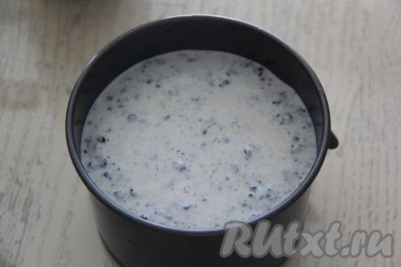 Переложить творожно-желатиновую смесь, смешанную с крошкой, в форму поверх основы и разровнять.