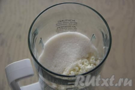 Для приготовления начинки нужно желатин замочить в холодном молоке на 15 минут. В чашу блендера поместить творог и сахар, пробить творожную массу погружным блендером до однородного состояния.