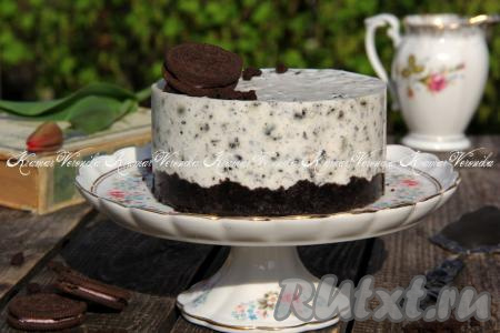 Украсить нежнейший чизкейк по желанию (я украсила печеньем "Орео"). Десерт прекрасно держит форму.