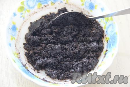 Влить масло в крошку и перемешать ложкой.