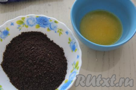 Вначале приготовим основу чизкейка, для этого печенье "Орео" нужно поместить в измельчитель и измельчить в крошку (если нет измельчителя, поместите печенье в целлофановый пакет и измельчите с помощью скалки). Сливочное масло растопить до жидкого состояния, немного остудить.