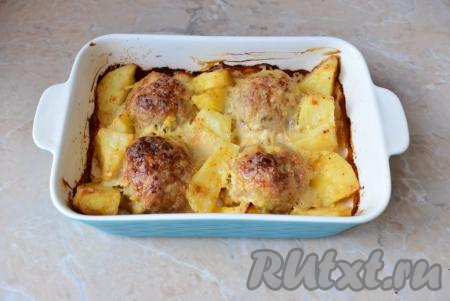 Шарики из фарша и картофеля в процессе запекания подрумянятся, достаньте форму с готовым блюдом из духовки и подавайте к столу в горячем виде.