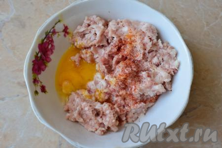 Для приготовления мясных шариков можно взять любой фарш, купленный в магазине, или полученный в домашних условиях из мяса, прокрученного через мясорубку. Я приготовила фарш, пропустив кусочки свинины через мясорубку. Выложите мясной фарш в глубокую тарелку. Очищенную луковицу пропустите через мясорубку (или натрите на мелкой тёрке). Яйцо и измельчённый лук добавьте к фаршу, сдобрите специями, посолите и тщательно перемешайте получившийся мясной фарш.