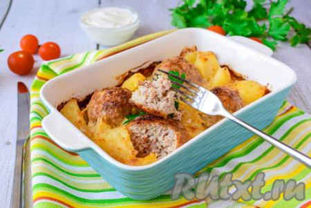 Картошка получается аппетитной снаружи и мягкой внутри, а мясные шарики достаточно сочными. Готовится блюдо просто, а получается и вкусным, и сытным, попробуйте!