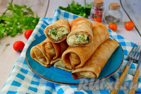 Сочные, вкусные, ароматные фаршированные блинчики готовы. Благодаря начинке из яиц и зелёного лука, блины получаются и сытными, и очень аппетитными, попробуйте!