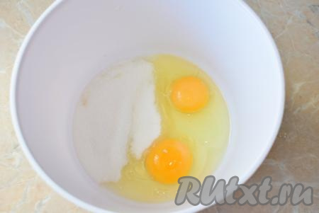 Вначале замесим тесто для блинов, для этого в достаточно объёмной миске смешайте с помощью венчика до однородности яйца с сахаром (если любите более сладкие блинчики, добавьте 3 столовые ложки сахара).