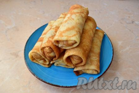 Так скрутите все блинчики. В среднем, из указанного количества ингредиентов получается 13-15 блинов диаметром 22 сантиметра, фаршированных варёными яйцами и зелёным луком.