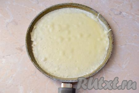 Очень хорошо разогрейте блинную сковороду (у меня диаметр сковороды 22 см), перед выпечкой первого блинчика можно немного смазать дно сковородки маслом. Выливайте на разогретую сковороду половник теста, равномерно распределяя его по дну, и жарьте блин с двух сторон до золотистого цвета на среднем огне. Готовый аппетитный, тонкий блинчик переложите на тарелку.