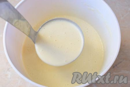 Тесто для блинов должно быть без мучных комочков, оно будет достаточно жидким. Именно из жидкого теста будут получаться тонкие блинчики, в которые удобно заворачивать начинку.