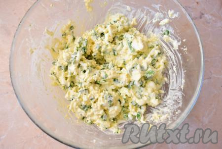 К смеси зелёного лука и яиц добавьте майонез, посолите, хорошо перемешайте и начинка для блинов готова.