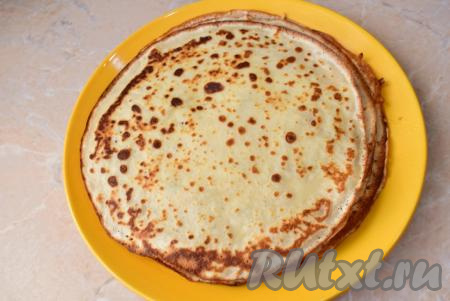 Постепенно, используя всё блинное тесто, испеките все блины. Чтобы блины не сохли, складывайте их стопочкой друг на друга и накрывайте крышкой.