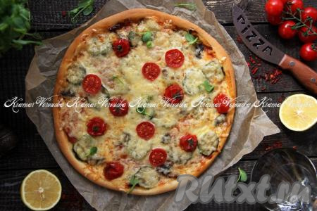 Выпекать пиццу&nbsp;в разогретой духовке, примерно, 12-13 минут при температуре 200 градусов. Аналогично сформировать и испечь вторую пиццу.