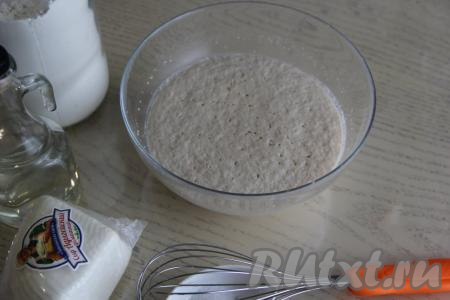 В тёплое молоко (температура молока должна быть около 38-40 градусов) всыпать сухие дрожжи и сахар, перемешать венчиком и оставить в тепле на 15 минут. Поверхность смеси за это время запенится - это говорит о том, что дрожжи активировались и можно приступать к замесу теста для пиццы.