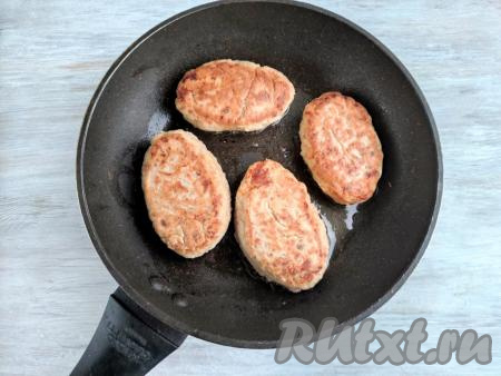 Перевернуть и продолжать готовить ещё&nbsp;2 минуты. Затем огонь уменьшить до минимума, накрыть сковороду крышкой и томить котлеты из горбуши около 5-7 минут.