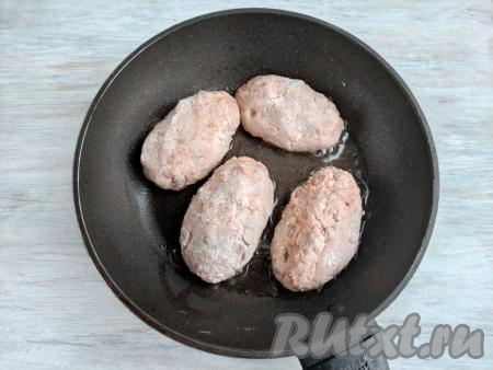 Растительное масло нагреть на сковороде. Выложить котлеты из горбуши в разогретое масло, обжарить до золотистой корочки в течение 2 минут на среднем огне.