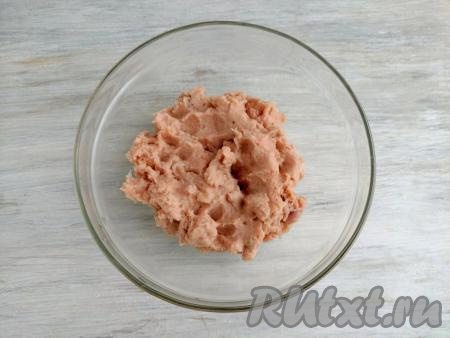 Рыбный фарш получается вязким, липким, с плотной устойчивой структурой, выложить его в миску.