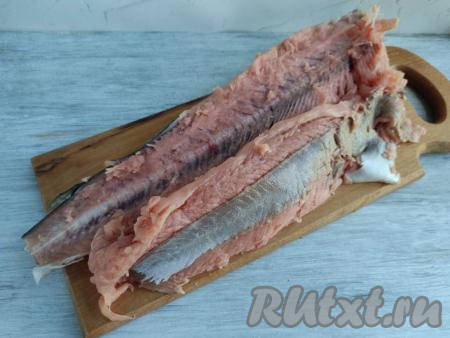 Промыть тушку под проточной водой, особенно хорошо промыть и очистить брюшко. Удалить плавники, снять шкуру. Отделить филе от хребтовой кости, удалить остальные косточки.