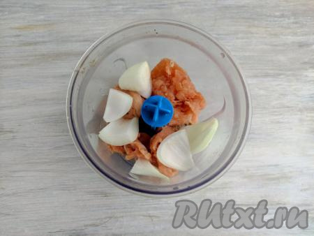 Нарезать получившееся филе горбуши на небольшие кусочки, выложить в чашу блендера, добавить очищенный и произвольно нарезанный лук, измельчить массу. Вместо блендера можно перекрутить филе рыбы с луком на мясорубке.