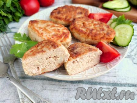 Переложить готовые котлеты со сковороды на тарелку, дополнить свежими овощами и зеленью. Сочные, вкусные котлеты из горбуши хороши и в горячем, и в холодном виде. Их можно подать к домашнему обеду или ужину, дополнив гарниром по вкусу.