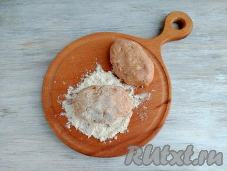 Разделить фарш на 4 равные части (по количеству котлет). Влажными руками сформировать продолговатые котлеты, обвалять заготовки котлет в муке со всех сторон.