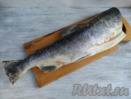 Горбушу разморозить на нижней полке холодильника.