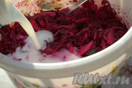 Влить кефир и лимонный сок, тщательно перемешать. Регулируйте густоту борща по своему вкусу. Если густовато, добавьте горячую кипячёную воду. Поставить борщ в холодильник настояться на 30 минут.