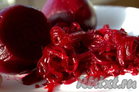 Свеклу хорошо вымыть, поместить в кастрюлю с кипящей водой (вода должна покрывать свеклу сверху на 2-3 сантиметра, в процессе варки будет необходимо подливать холодную воду). После закипания воды уменьшить огонь, накрыть крышкой и варить свеклу 50-60 минут (продолжительность варки зависит от размера овоща, готовая свекла легко прокалывается вилкой или ножом). Отваренную свеклу переложить на тарелку, остудить, снять кожуру и натереть на крупной тёрке.