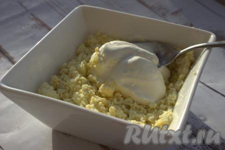 Желтки поместить в миску, добавить сметану и перемешать до однородной массы.