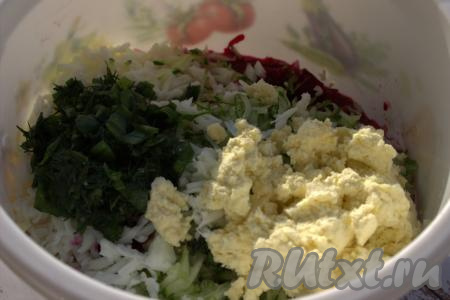 Затем в миску добавить натёртые яичные белки, зелень и желтки со сметаной.