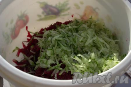 В миске соединить натёртую свеклу и натёртые на средней тёрке огурцы.