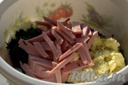 Варёную колбасу нарезать небольшими брусочками и добавить в миску к свекле, огурцам, зелени и яйцам.