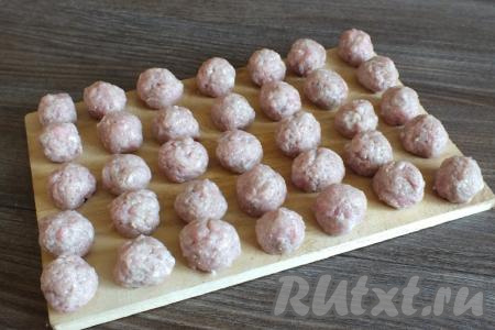 Из получившегося фарша сделайте небольшие круглые фрикадельки (я сделала размером чуть больше фундука), выложите их на доску и, по желанию, уберите в холодильник на время, пока варится суп.