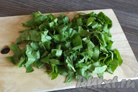 Пока варятся фрикадельки, нарежьте шпинат на крупные ленточки.