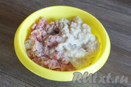 Для приготовления фрикаделек выложите в миску фарш (можно взять покупной фарш или приготовить его самостоятельно, пропустив кусочки мяса через мясорубку). Добавьте в фарш 1 очищенную луковицу, пропущенную через мясорубку с мелкой решёткой. Подсолите фарш по вкусу и тщательно перемешайте.