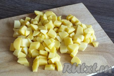 Очищенные картофелины нарежьте&nbsp;на небольшие кубики.