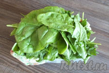 Вымойте шпинат.