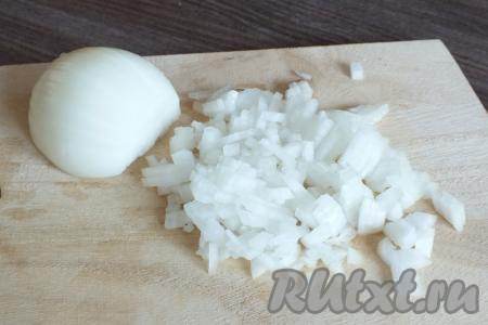 Очистите 1 луковицу и нарежьте на мелкие кубики. Если не любите кусочки варёного лука в супе, можете вторую луковицу не использовать.