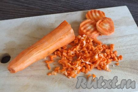 Очищенную морковь нарежьте на мелкие кубики.