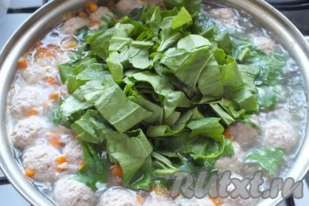 Когда фрикадельки будут уже готовы, добавьте шпинат, соль по вкусу, перемешайте, доведите до кипения, проварите суп на умеренном огне ровно 5 минут и уберите с огня.