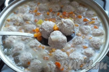 Затем добавьте фрикадельки, дайте супу закипеть, а после этого варите на небольшом огне 15 минут, снимая, образующуюся пену. 