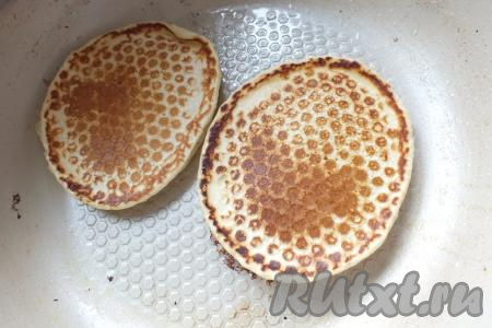 Хорошо разогретую сковороду смажьте тонким слоем растительного масла. Наливайте по 1-1,5 столовых ложки теста в форме оладий и жарьте оладушки по 1-2 минуте с каждой стороны (до приятного румяного цвета) на среднем огне, затем перекладывайте на тарелку. Перед жаркой следующей порции оладий тесто в миске перемешивайте, а сковороду опять смажьте тонким слоем растительного масла.