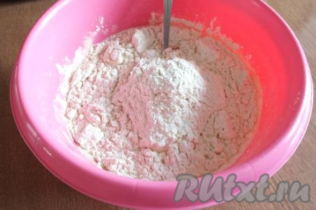 Добавьте просеянную муку.