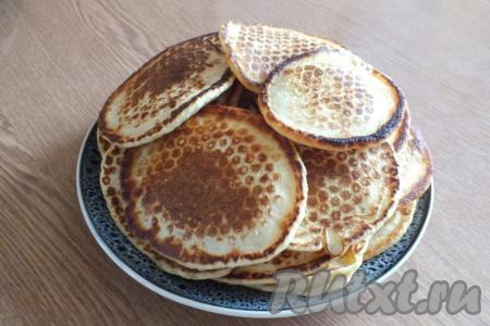  Тёплые оладушки особенно вкусны, поэтому сразу подавайте их к столу, дополнив вареньем, сметаной или мёдом.