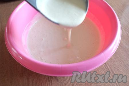 Хорошо перемешайте венчиком, чтобы не было комочков. Тесто должно получиться достаточно густым, с половника оно будет стекать толстой нитью. Сразу же приступайте к жарке оладий.