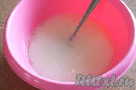 Сыворотку комнатной температуры налейте в достаточно большую миску, добавьте соль, сахар и соду, перемешайте.