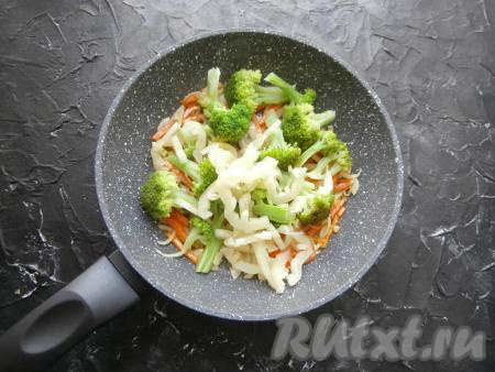 Обжарить морковку с луком до мягкости (в течение 3-4 минут), иногда помешивая, на среднем огне, после этого добавить нарезанный соломкой болгарский перец и отваренные соцветия брокколи.